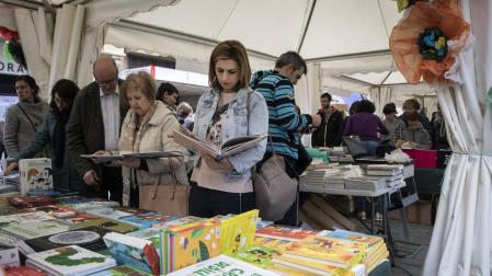 El público que visitó las carpas de los libreros en la avenida Carlos III de Pamplona volvió a ser familiar y fue abundante por la mañana.