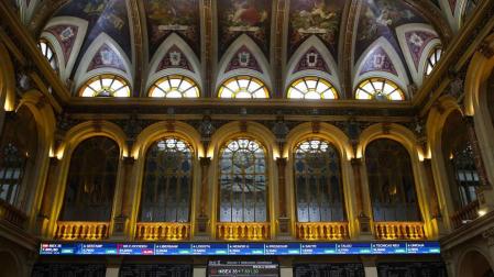 El Ibex 35 rebota casi un 2% y busca los 7.600 enteros, inmerso en la volatilidad