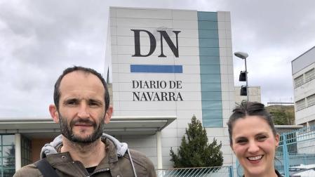 El ganador Pedro Echarte y Cristina Esandi, directora de marketing de Jata, en el momento de la entrega del premio en el exterior de las
instalaciones de Diario de Navarra en Cordovilla.