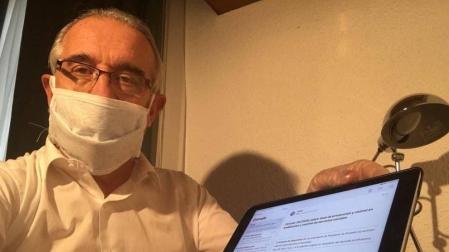 Enrique Maya, en su casa de Pamplona, protegido por una mascarilla.