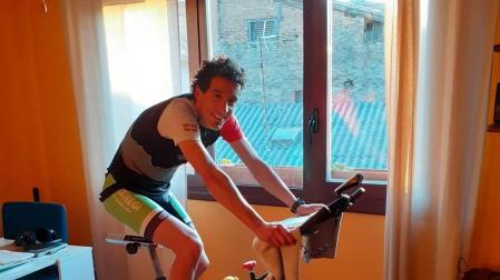 Xabier Zarranz, vigente campeón navarro de carreras de montaña y trail, sobre la bicicleta de 'spinning'.