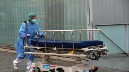 Trabajos en el Complejo Hospitalario de Navarra para desinfectar las camillas de coronavirus.