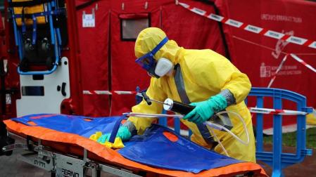 Trabajos en el Complejo Hospitalario de Navarra para desinfectar las camillas de coronavirus.