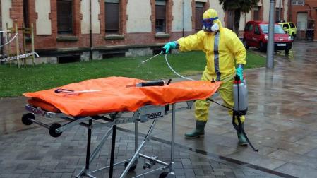 Trabajos en el Complejo Hospitalario de Navarra para desinfectar las camillas de coronavirus.