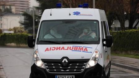 Trabajos en el Complejo Hospitalario de Navarra para desinfectar las camillas de coronavirus.