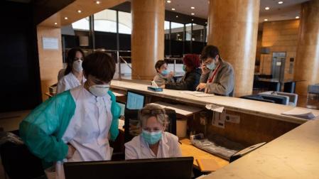 Fotografía facilitada por el Hospital Clinic de Barcelona del personal sanitario que está trabajando en el hotel Catalonia Plaza.