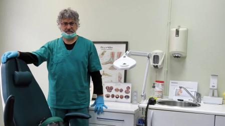 Luis Ángel Arigita Muro en una de las consultas donde atiende a los pacientes en San Adrián.