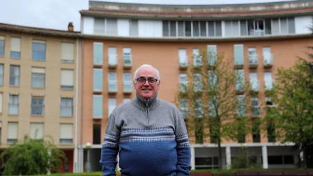José Luis Carreras abandonó este miércoles por unos minutos el confinamiento que cumple en uno de los apartamentos tutelados de Pamplona.