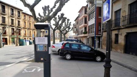 Un cartel anuncia en el parquímetro la suspensión del servicio.