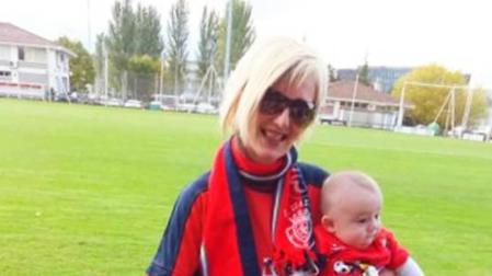 Los lectores de Diario de Navarra posan con la camiseta de sus equipos preferidos durante el confinamiento en sus casa con motivo de la pandemia de coronavirus.