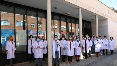 Minuto de silencio del personal sanitario del centro de salud de la Rochapea por los médicos fallecidos en España por el coronavirus