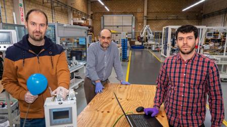 Eduardo López Lekumberri, David Fernández de la Pradilla Alegría y Pablo Montes Cale, en la empresa Largoiko de Villatuerta, muestran el equipo de respiración asistida que han desarrollado.