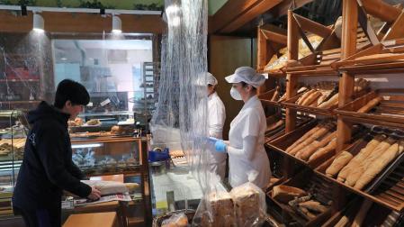 La panadería  'Ángel', uno de los establecimientos emblemáticos de Barañáin, acondicionada para la situación de alarma.