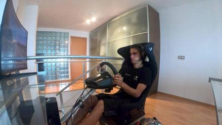 Cada día Mikel Azcona se coloca en su asiento baquet para pilotar con el simulador que tiene en su domicilio.