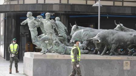 Varios soldados de las Fuerzas Armadas, en Pamplona, con motivo del estado de alarma por el coronavirus.