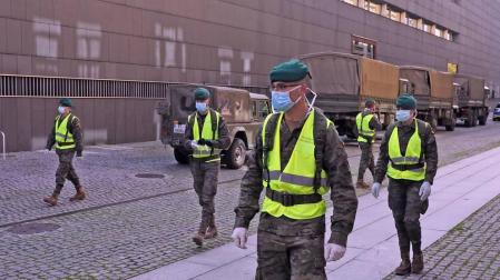 Varios soldados de las Fuerzas Armadas, en Pamplona, con motivo del estado de alarma por el coronavirus.