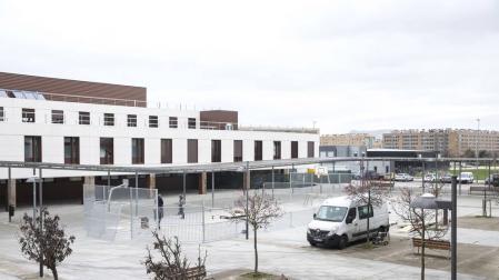 La pista multideportiva se ha ubicado junto al Centro de Salud de Buztintxuri.
