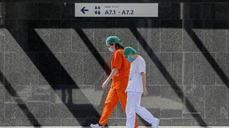 España vuelve a superar los 900 muertos en un día y rozan los 11.000