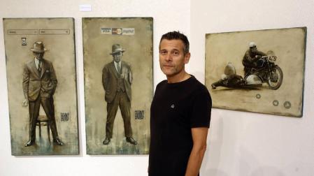 El artista Juanjo Lazcano, autor de la serie Confinados, diario de un viaje emocional.