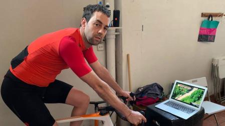 ZAPATERO, A TUS ZAPATOS. A pesar de que Azanza dejó de ser ciclista hace siete años, sigue andando en bici. Y en estos días de confinamiento no le queda otra que echar mano del rodillo para mantener la forma física. En la imagen, haciendo rodillo en la bajera de su casa en Ziordia.