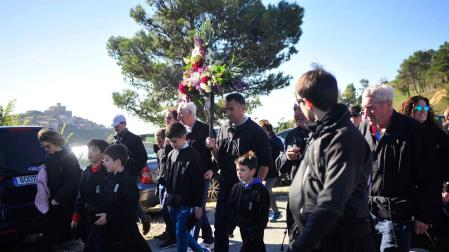 Romeros enfilan el camino a la basílica de Ujué en la romería más multitudinaria.