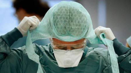 Francisco Hidalgo se coloca el gorro rumbo a la UCI de la Clínica Universidad de Navarra.