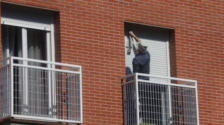 Calles vacías, pañuelicos de San Fermín en los balcones por el 4 de abril, pocas personas a hacer la compra... El confinamiento por el coronavirus cambia el aspecto de Pamplona.