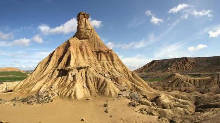 La imponente figura de 'Castildetierra' que se alza en las Bardenas Reales como promontorio icónico en su vasta llanura.