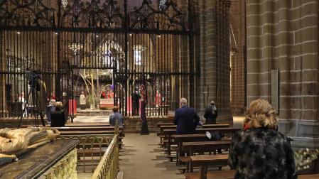 El arzobispo Francisco Pérez , en una catedral vacía, con tan solo ocho fieles.