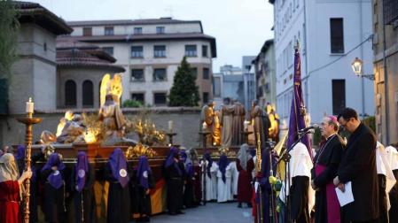 Apenas unas gotas de lluvia no consiguieron “apagar” la celebración del Jueves Santo en la plaza de Santa Mª la Real