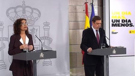 La Ministra de Hacienda y Portavoz del Gobierno, María Jesús Montero (i), y el ministro de Agricultura, Pesca y Alimentación, Luis Planas.