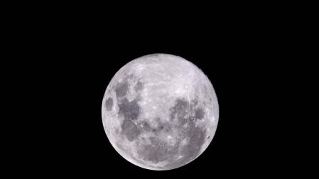 Imágenes de la Luna Rosa de Abril 2020 vista desde diversas partes del mundo: Madrid, Buenos Aires, Moscú o las Vegas