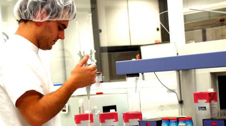 Un trabajador de Kaiku.