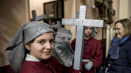 La Hermandad de la Pasión de Pamplona inició el miércoles, con el traslado del Cristo Alzado a la catedral, los actos previos a la Semana Santa, días de Cuaresma que en la sede de Dormitalería reúnen a cientos de hermanos.