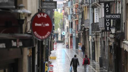 Dos personas, en la calle San Nicolás de Pamplona.