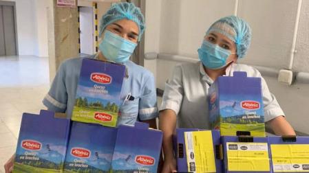 Personal sanitario, con los quesos de Quesos Albéniz.