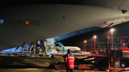 Avión del Ejército del Aire en la base de Torrejón descargando respiradores donados por Alemania.
