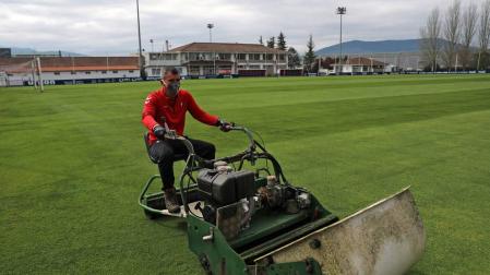 Javi Sánchez, este miércoles, cortando la hierba de uno de los campos donde entrena el primer equipo.