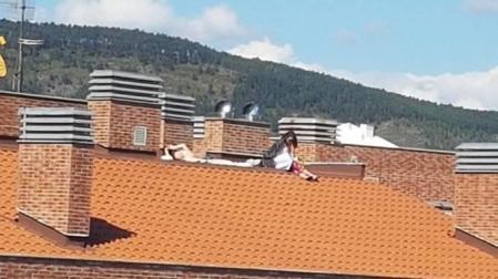 Las dos jóvenes, en el tejado de su edificio tomando el sol