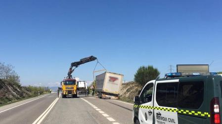 Un camión se sale de la vía en la N-121, en Caparroso