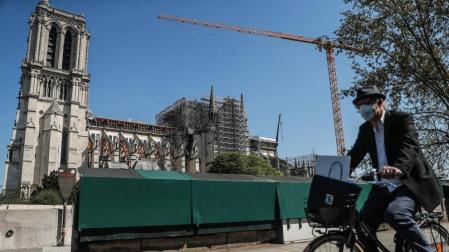 El arzobispo de Notre Dame reza en la catedral un año después del incendio