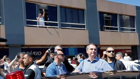 El presidente brasileño, Jair Bolsonaro, volvió a desafiar las recomendaciones de permanecer en casa debido a la pandemia de coronavirus y salió a pasear