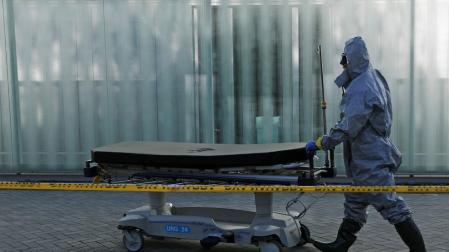Desinfección de ambulancias y camillas en el Complejo Hospitalario de Navarra