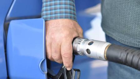 Las gasolineras automáticas llevarán a Bruselas la ley foral que les exige personal