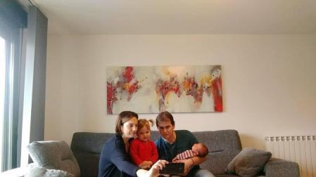 Carmen Remírez y su marido Miguel Amézqueta, con sus hijos, Marina (2 años) y el pequeño Martín, que nació el pasado 17 de marzo. Hacen una videollamada con los abuelos, desde su casa de Ripagaina.