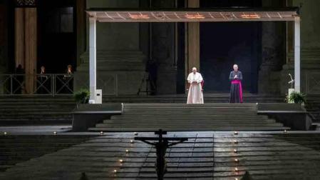 El papa preside un Vía Crucis en una Plaza vaticana completamente vacía