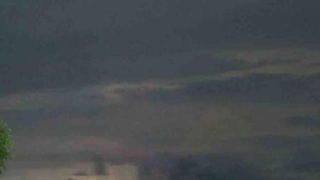 El volcán indonesio hijo del Krakatoa expulsa nubes de ceniza, humo y magma