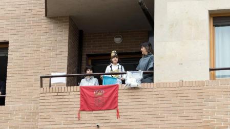 Los tudelanos tiraron este domingo de imaginación para mantener la tradición de la Bajada del Ángel.