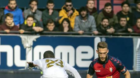 Roberto Torres trata de irse del jugador del Real Madrid Mendy en el partido de esta temporada en El Sadar.