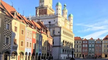 Leyre Legaria, en la plaza principal del casco viejo de Poznan, el Stary Rynek, desierta a causa del confinamiento.